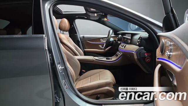Mercedes-Benz E-Class 2023 — photo 16