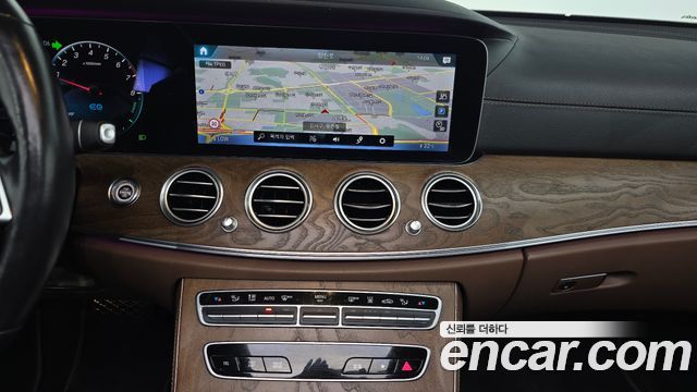 Mercedes-Benz E-Class 2021 — photo 19