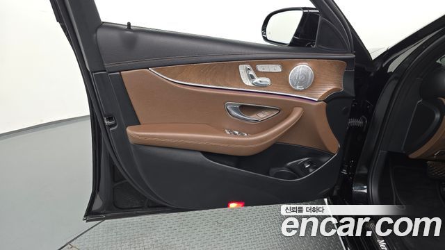 Mercedes-Benz E-Class 2021 — photo 14