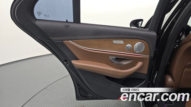 Mercedes-Benz E-Class 2021 — photo 15