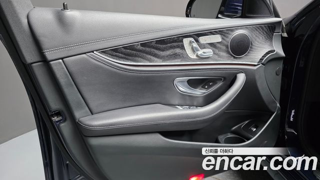 Mercedes-Benz E-Class 2021 — photo 14