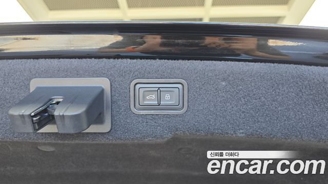 Audi A8 2021 — photo 22