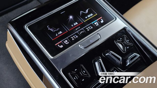Audi A8 2021 — photo 25