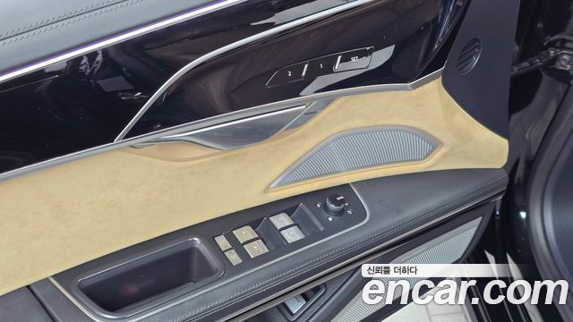 Audi A8 2021 — photo 30