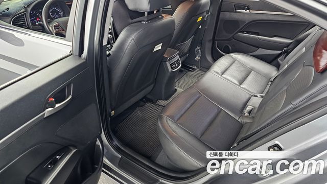 Hyundai AVANTE 2016 — photo 11