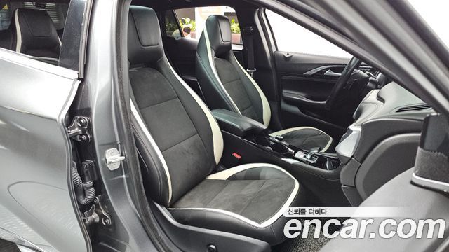 Infiniti Q30 2017 — photo 10