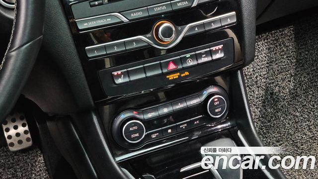 Infiniti Q30 2017 — photo 18