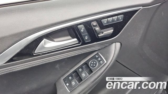 Infiniti Q30 2017 — photo 20
