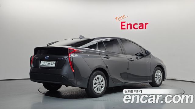 Toyota Prius 2018 — photo 2