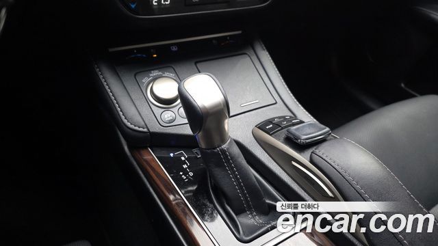 Lexus ES 2017 — photo 9