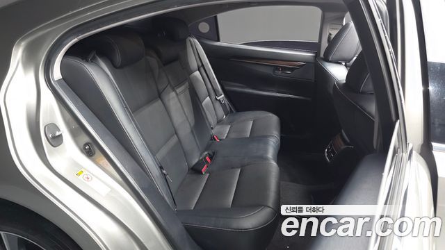 Lexus ES 2017 — photo 11