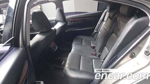Lexus ES 2017 — photo 12