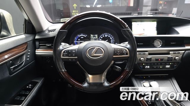 Lexus ES 2017 — photo 13