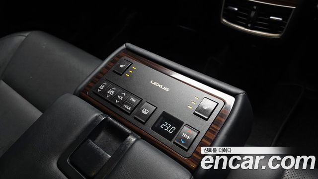 Lexus ES 2017 — photo 19