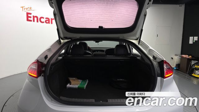 Hyundai Ioniq 2017 — photo 26