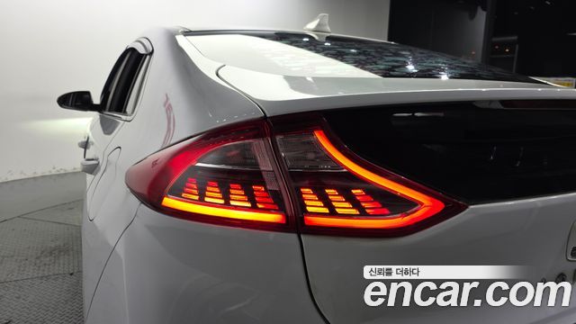 Hyundai Ioniq 2017 — photo 9