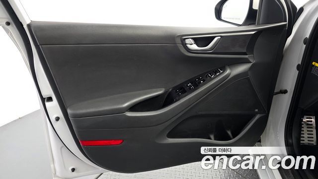 Hyundai Ioniq 2017 — photo 14
