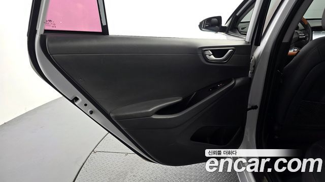 Hyundai Ioniq 2017 — photo 15