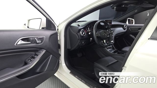 Mercedes-Benz A-Class 2017 — photo 10