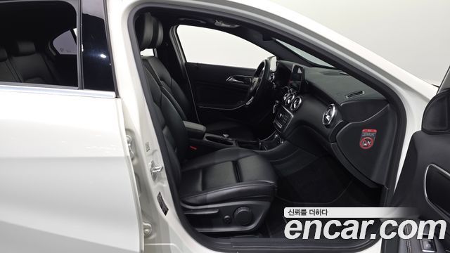 Mercedes-Benz A-Class 2017 — photo 11