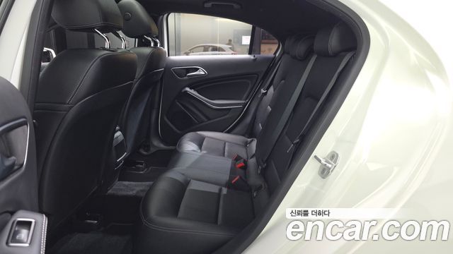 Mercedes-Benz A-Class 2017 — photo 12