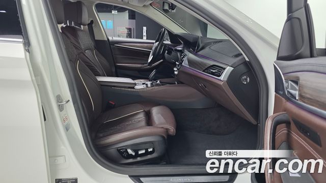 BMW 5-Series 2020 — photo 11