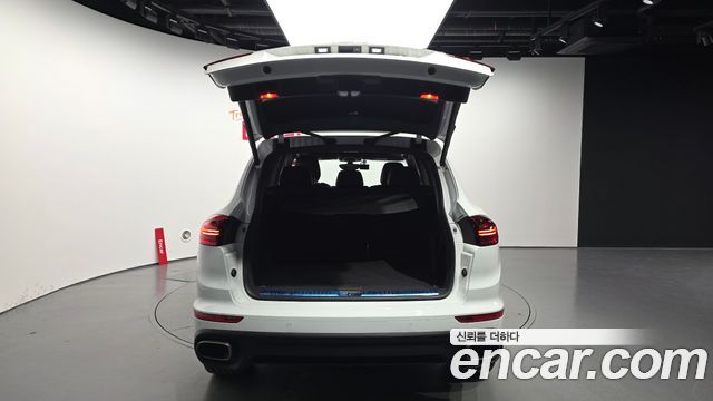 Porsche Cayenne 2017 — photo 20