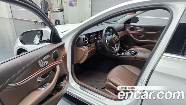 Mercedes-Benz E-Class 2020 — photo 13