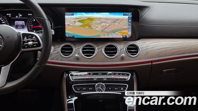 Mercedes-Benz E-Class 2020 — photo 18