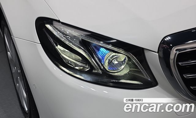 Mercedes-Benz E-Class 2020 — photo 8