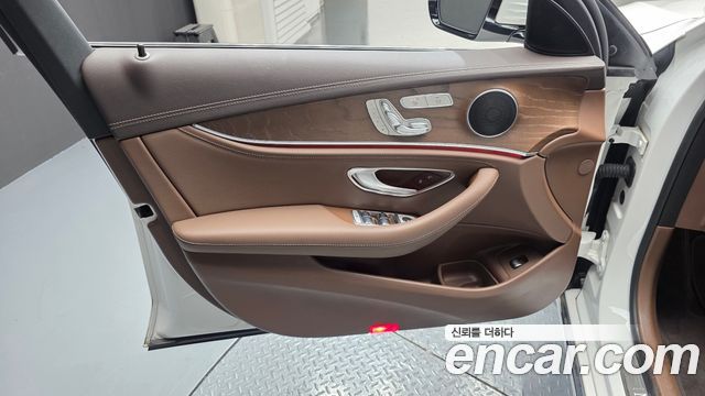 Mercedes-Benz E-Class 2020 — photo 14