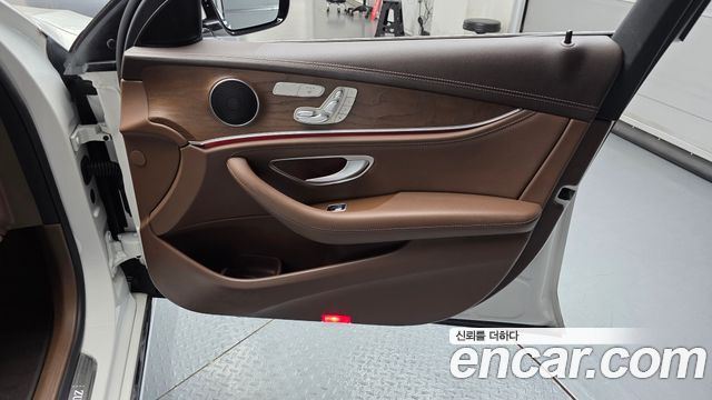 Mercedes-Benz E-Class 2020 — photo 15