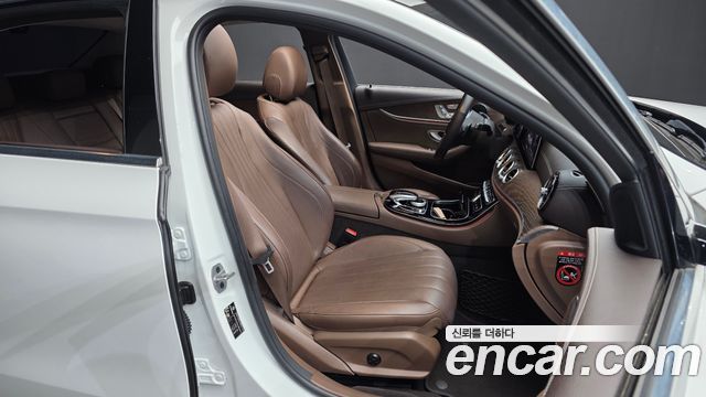 Mercedes-Benz E-Class 2020 — photo 16