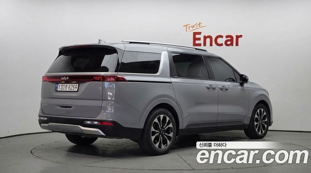 Kia Canival 2023 — photo 2