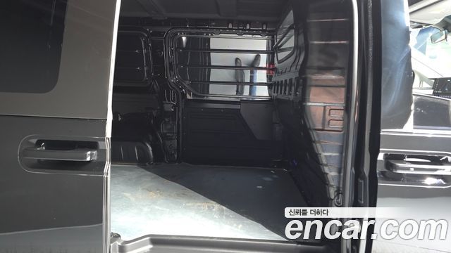 Hyundai Staria 2025 — photo 17