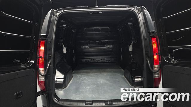 Hyundai Staria 2025 — photo 30