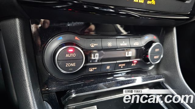 Infiniti Q30 2017 — photo 18