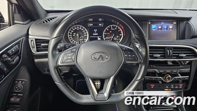 Infiniti Q30 2017 — photo 20