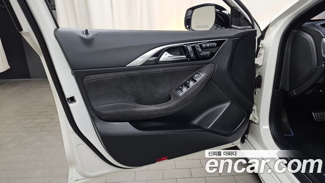 Infiniti Q30 2017 — photo 14