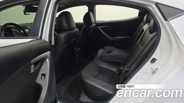 Hyundai AVANTE 2015 — photo 12