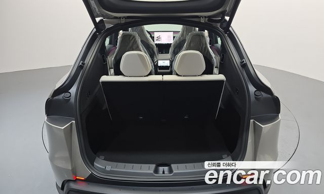 Tesla Model Y 2026 — photo 24