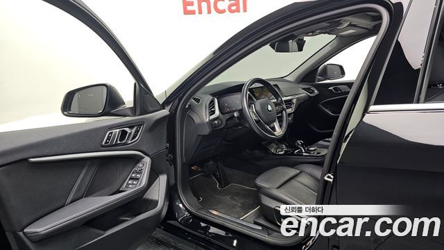 BMW 1-Series 2022 — photo 10