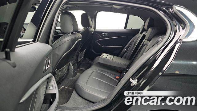 BMW 1-Series 2022 — photo 11