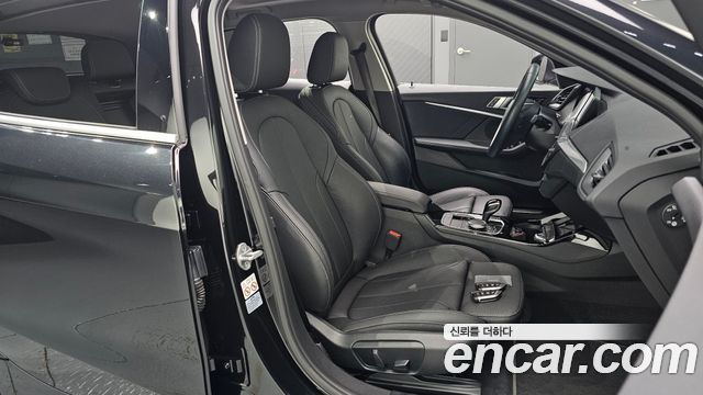 BMW 1-Series 2022 — photo 12