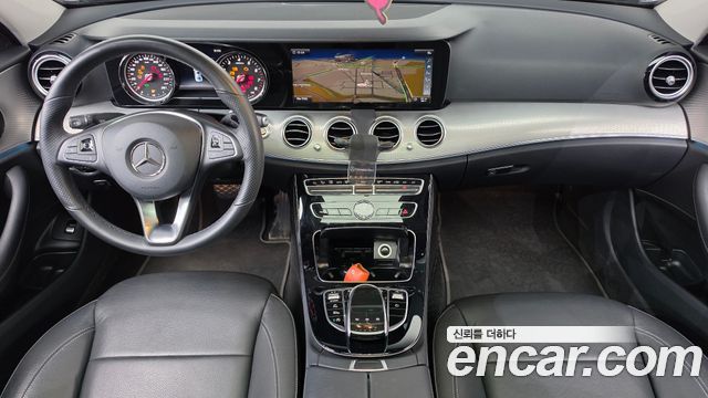 Mercedes-Benz E-Class 2018 — photo 10