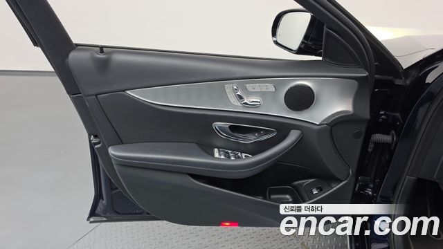 Mercedes-Benz E-Class 2018 — photo 14