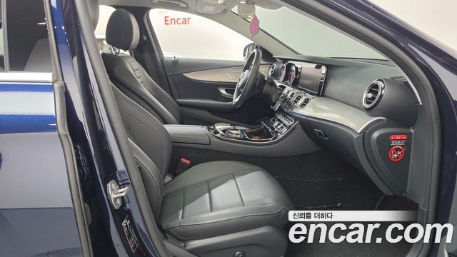 Mercedes-Benz E-Class 2018 — photo 16