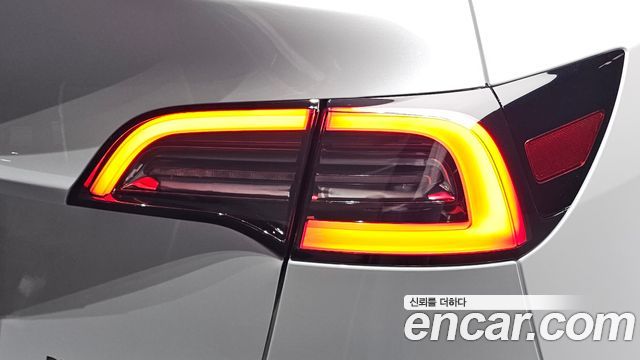 Tesla Model Y 2023 — photo 9