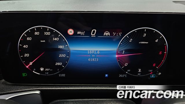 Mercedes-Benz GLB-Class 2024 — photo 11
