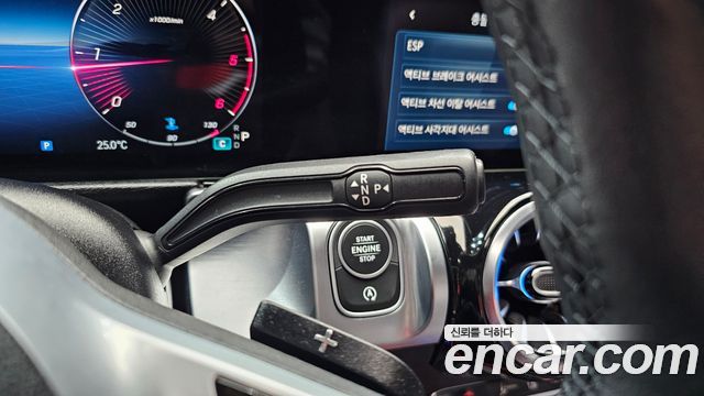 Mercedes-Benz GLB-Class 2024 — photo 12